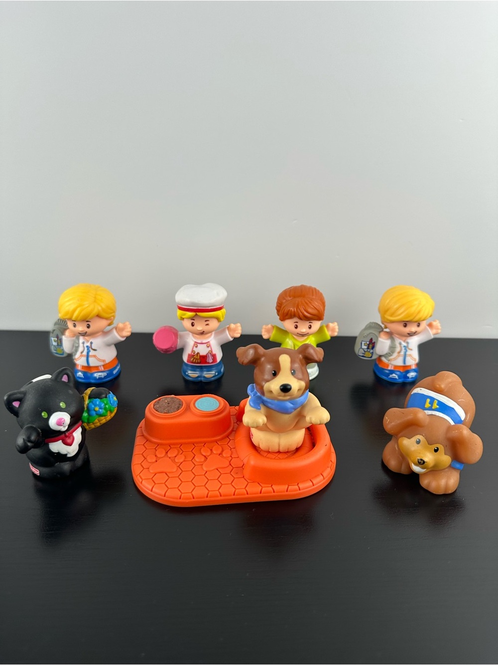 Fisher Price Little People 4 Figurines and 3 Animals